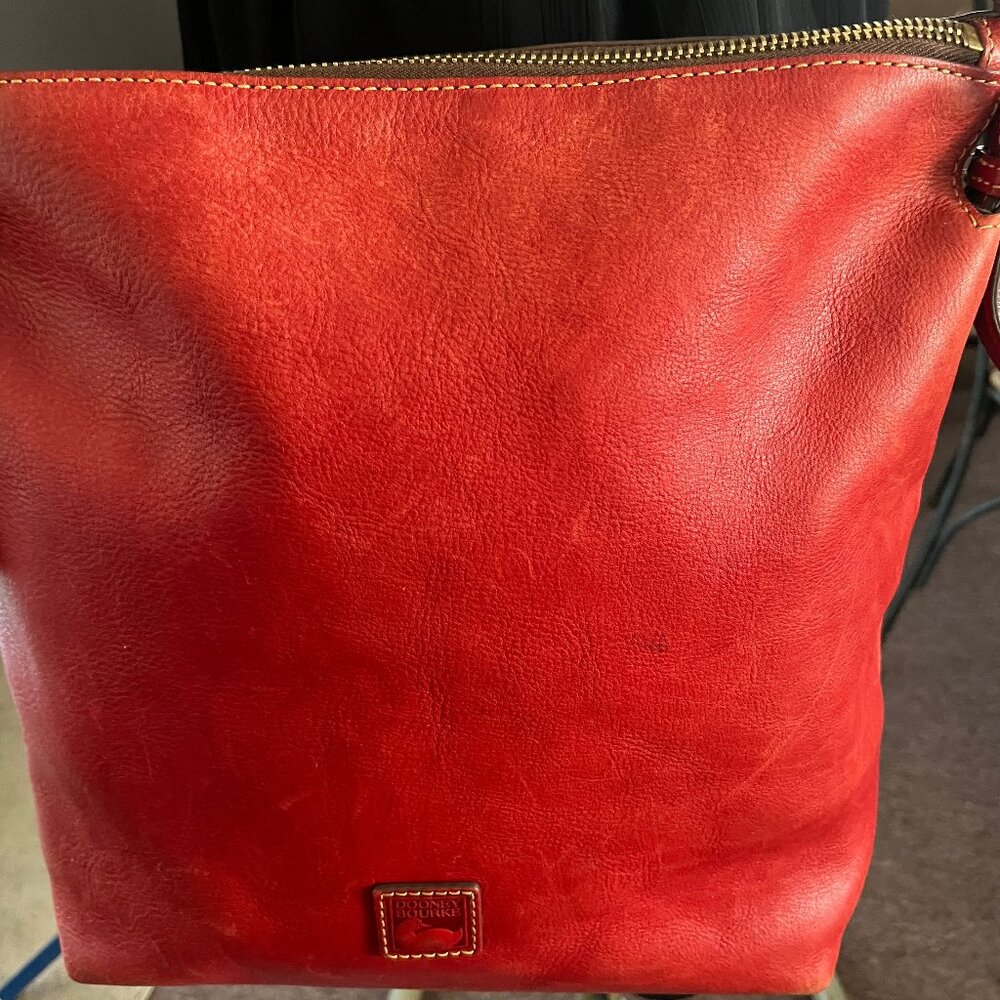 DOONEY & BOURKE V1624652 RED PEBBLED LEATHER TOTE TASSEL STRAP W/GOLD TONE HARDW